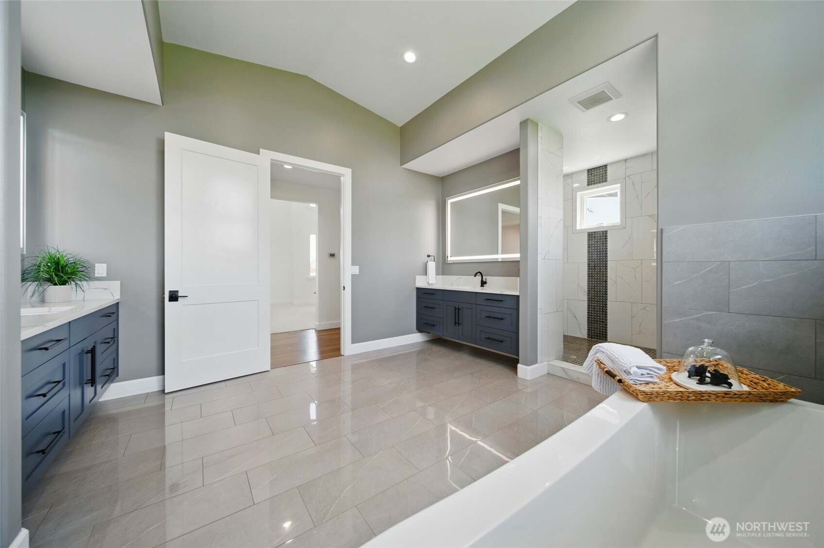 126 Red Hawk Road Walla Walla, WA 99362 - Photo 23 of 40 a bathroom with a tub sink and mirror