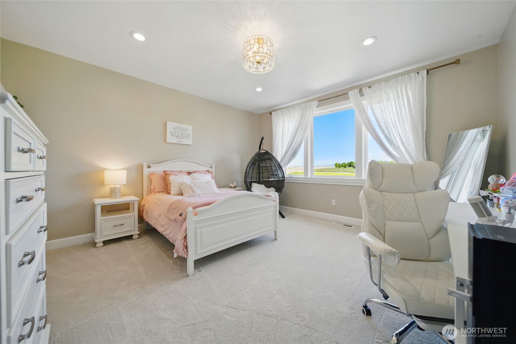 126 Red Hawk Road Walla Walla, WA 99362 - Photo 27 of 40 a bed room with a bed and a chair