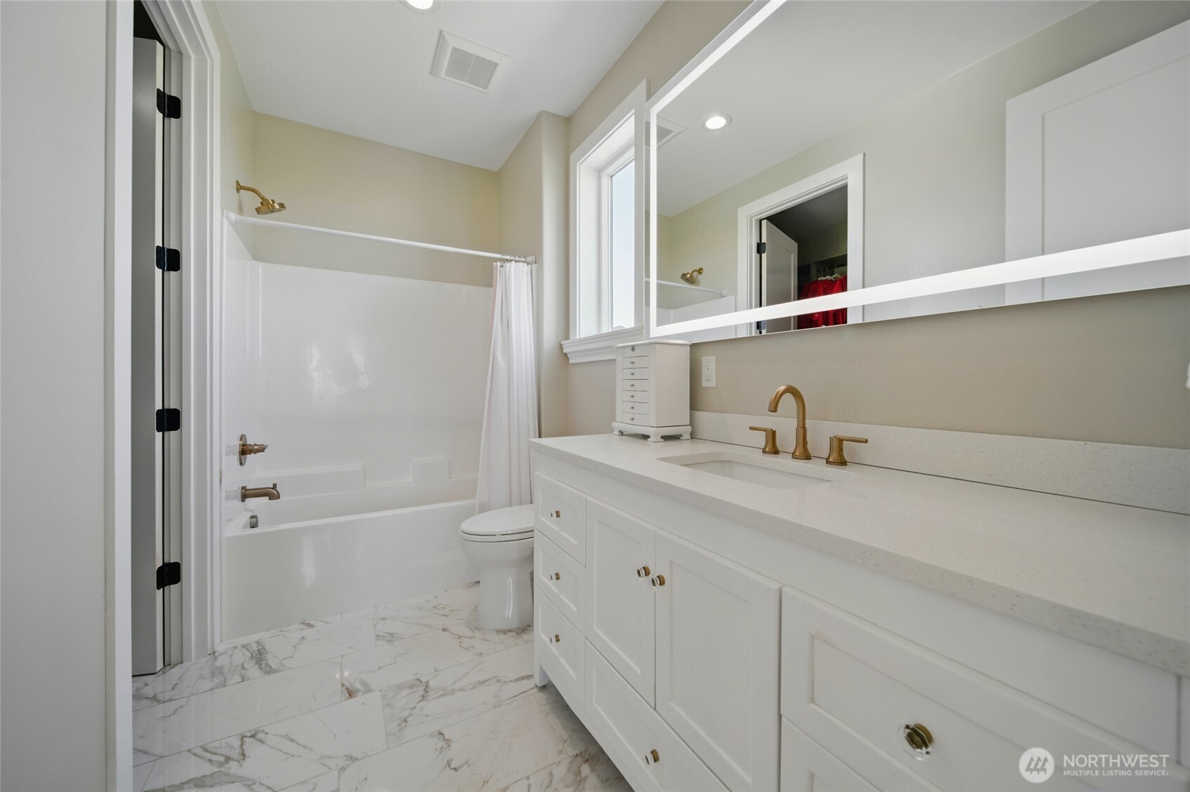 126 Red Hawk Road Walla Walla, WA 99362 - Photo 28 of 40 a bathroom with a sink a toilet and shower