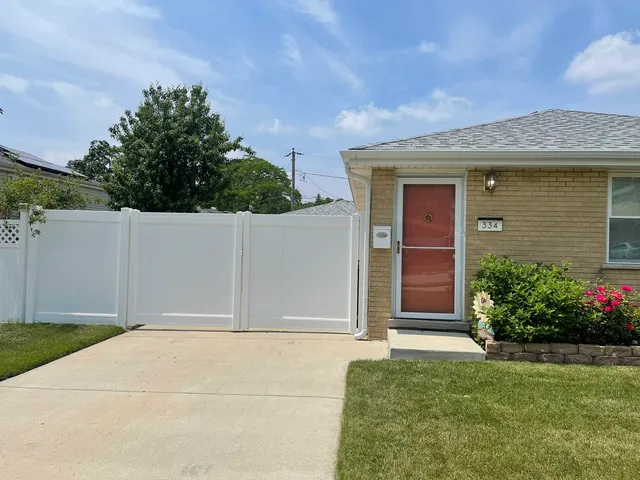 a view of house with garden
