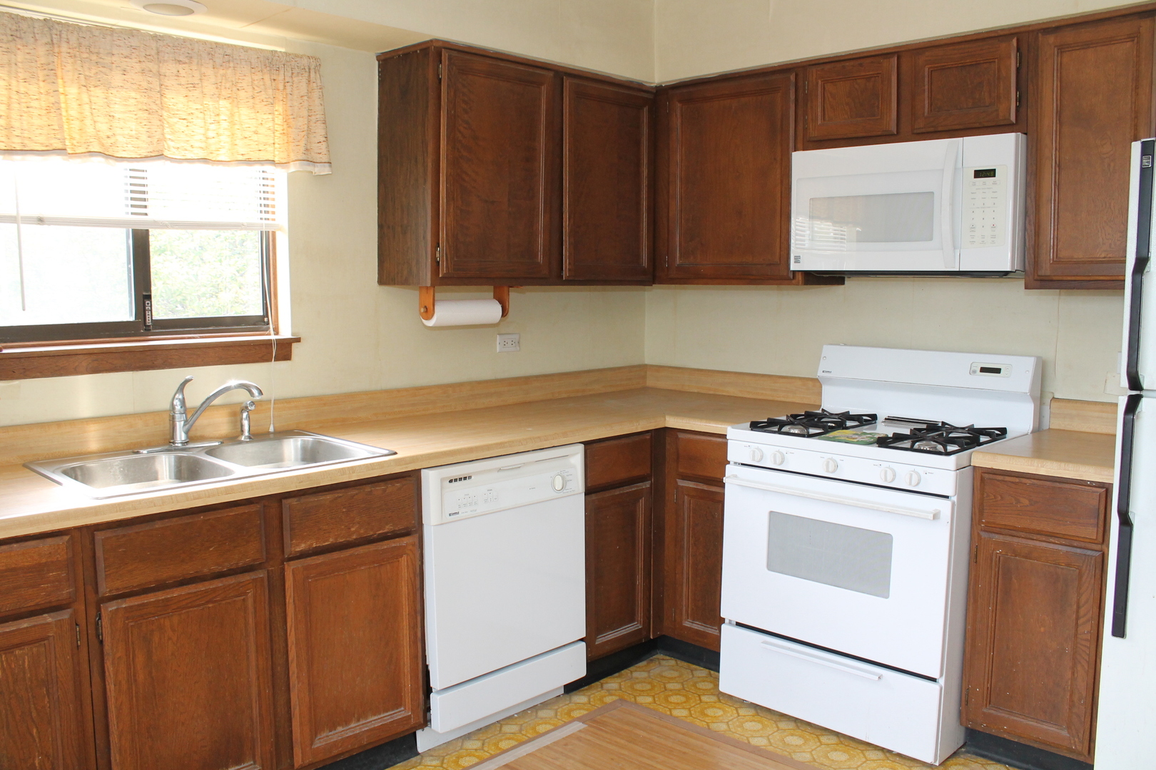 69 White Oaks Road, Unit 69 Fox Lake, IL 60020 - Photo 7 of 16 a kitchen with appliances cabinets and a sink