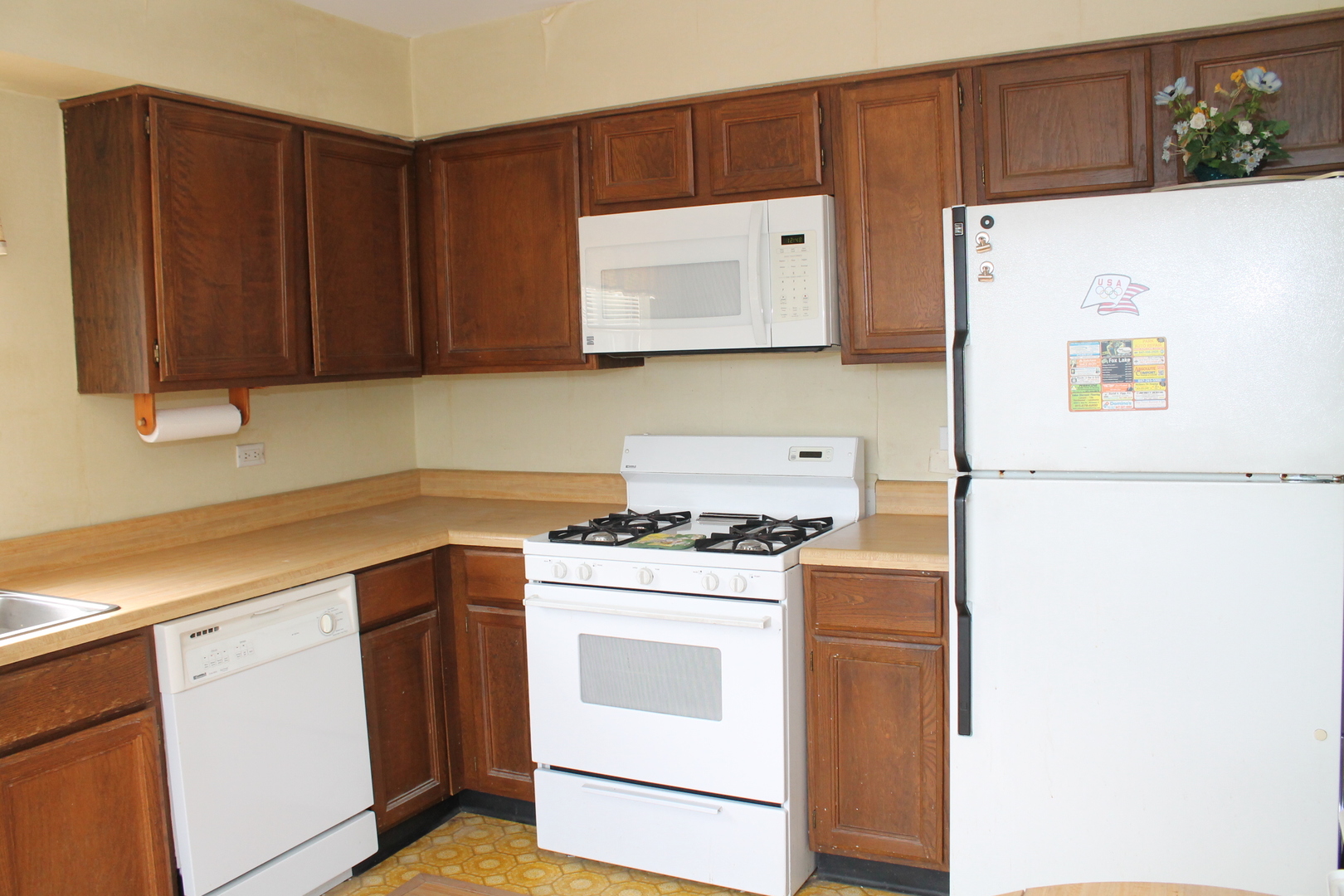 69 White Oaks Road, Unit 69 Fox Lake, IL 60020 - Photo 8 of 16 a kitchen with a stove and a refrigerator