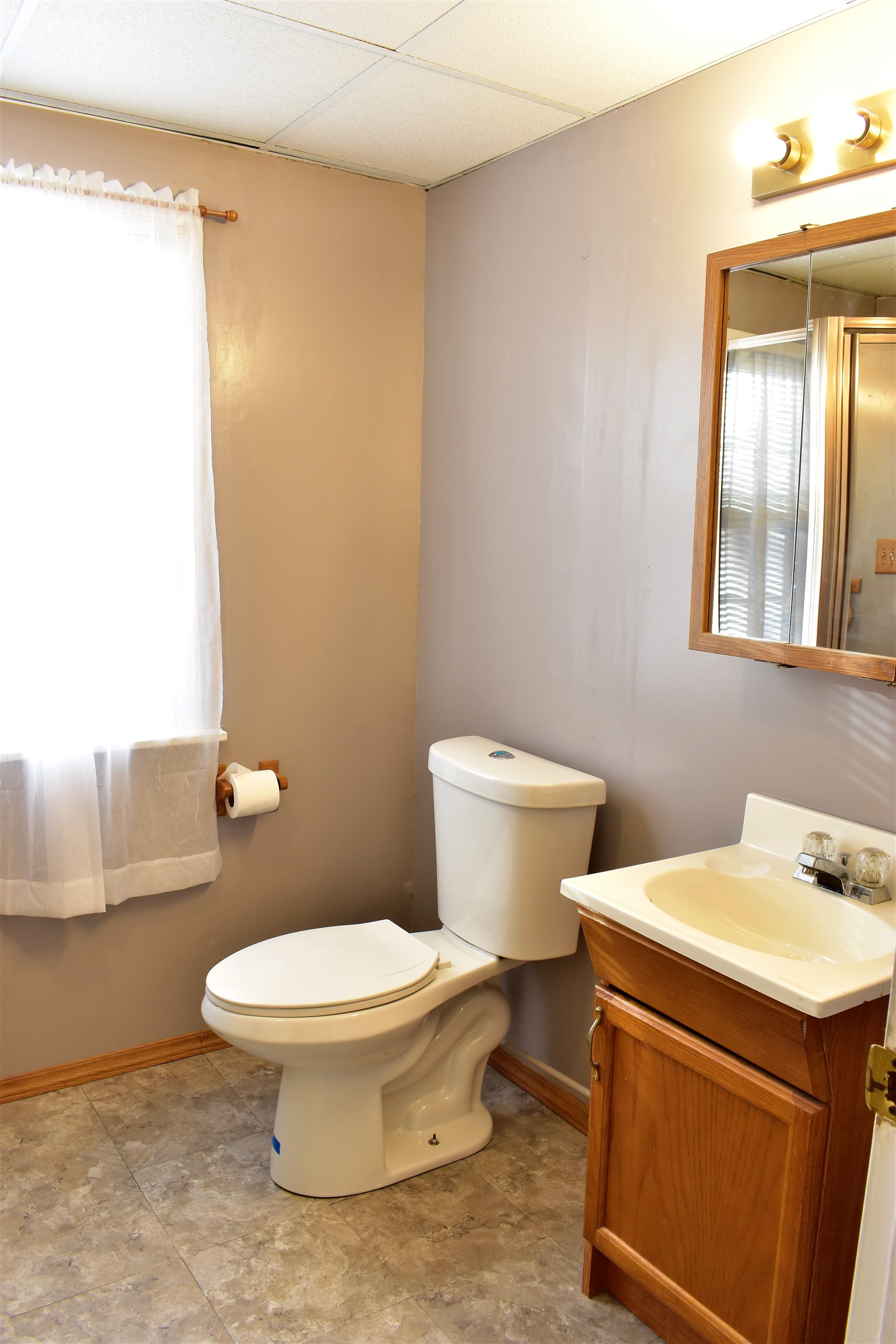 1812 Halsted Road Rockford, IL 61103 - Photo 27 of 40 Upstairs bathroom
