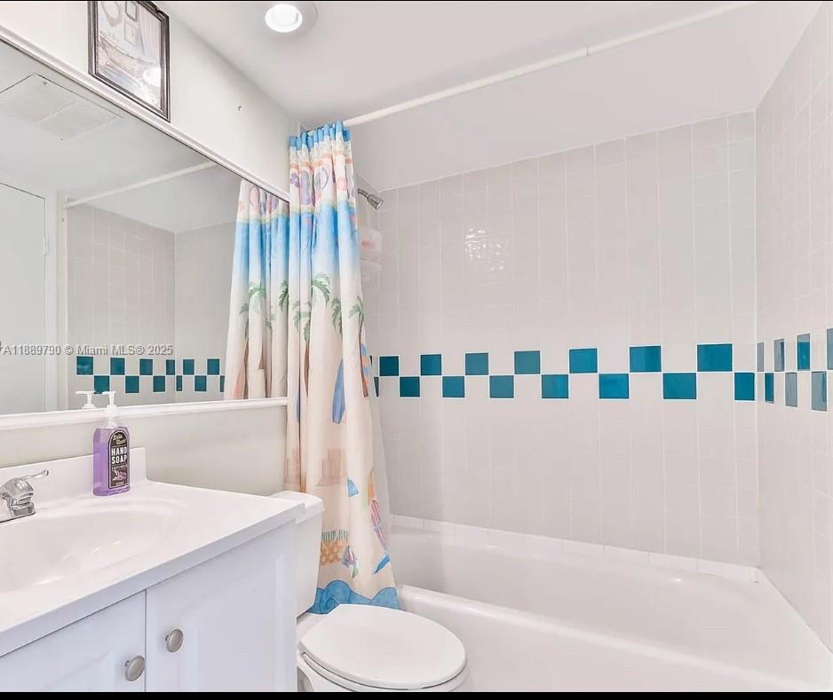 202 West Canal Drive Key Largo, FL 33037 - Photo 9 of 29 a bathroom with a sink a toilet and a bathtub