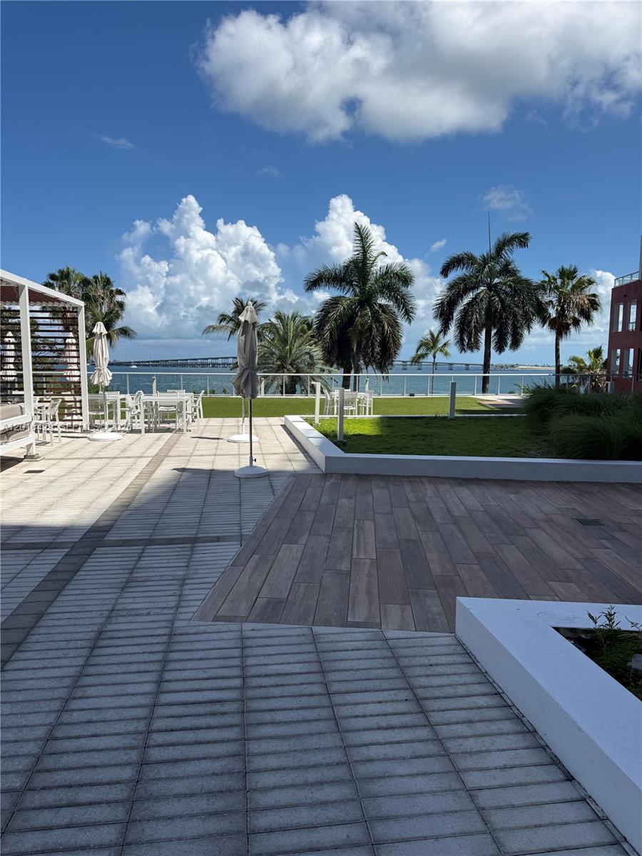 1541 Brickell Avenue, Unit A3101 Miami, FL 33129 - Photo 31 of 32 Barbecue Area