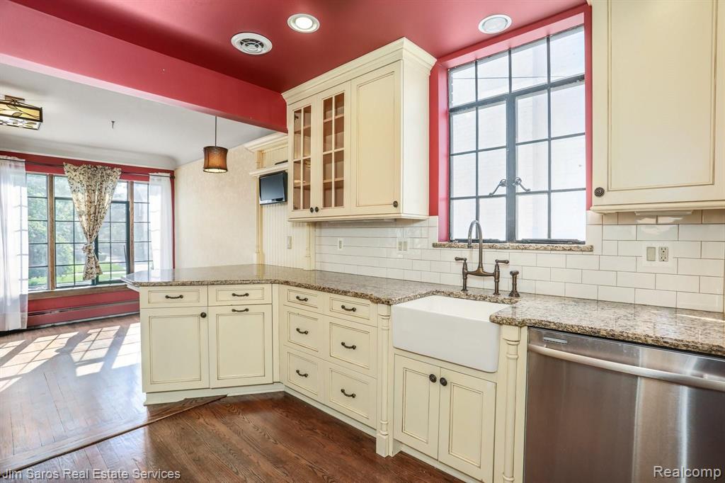 328 Fisher Road Grosse Pointe Farms, MI 48230 - Photo 5 of 24