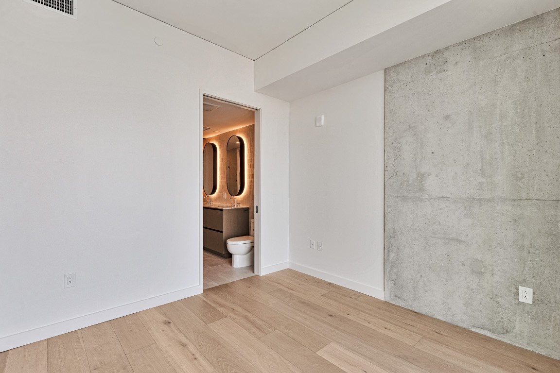610 Davis Street, Unit 4406 Austin, TX 78701 - Photo 12 of 36 a view of an empty room with wooden floor and a window