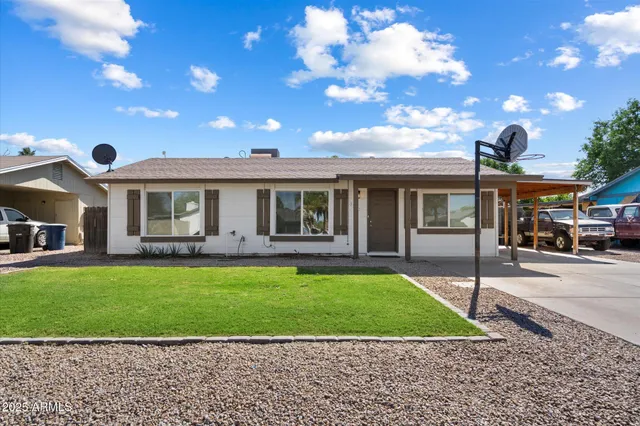 a view of a house with a backyard