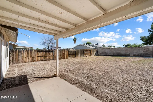 a view of a backyard