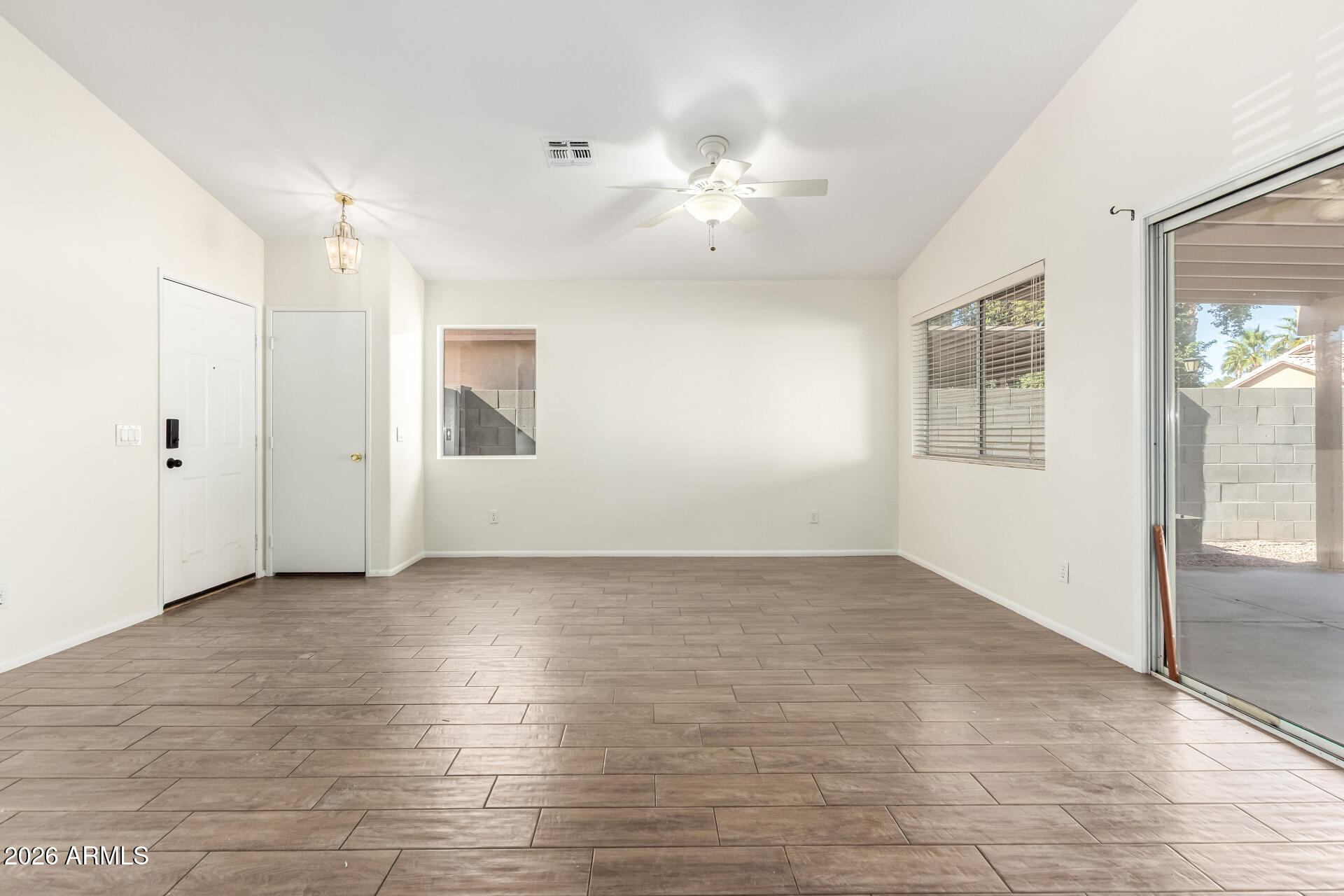 16184 West Hadley Street Goodyear, AZ 85338 - Photo 4 of 28 6 - Hadley