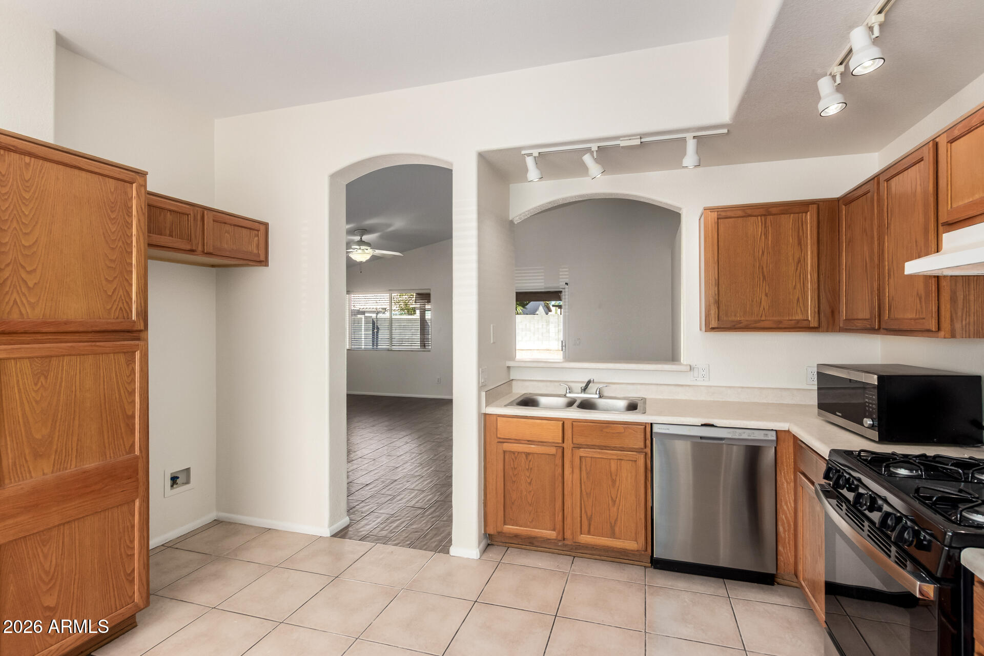 16184 West Hadley Street Goodyear, AZ 85338 - Photo 9 of 28 11 - Hadley