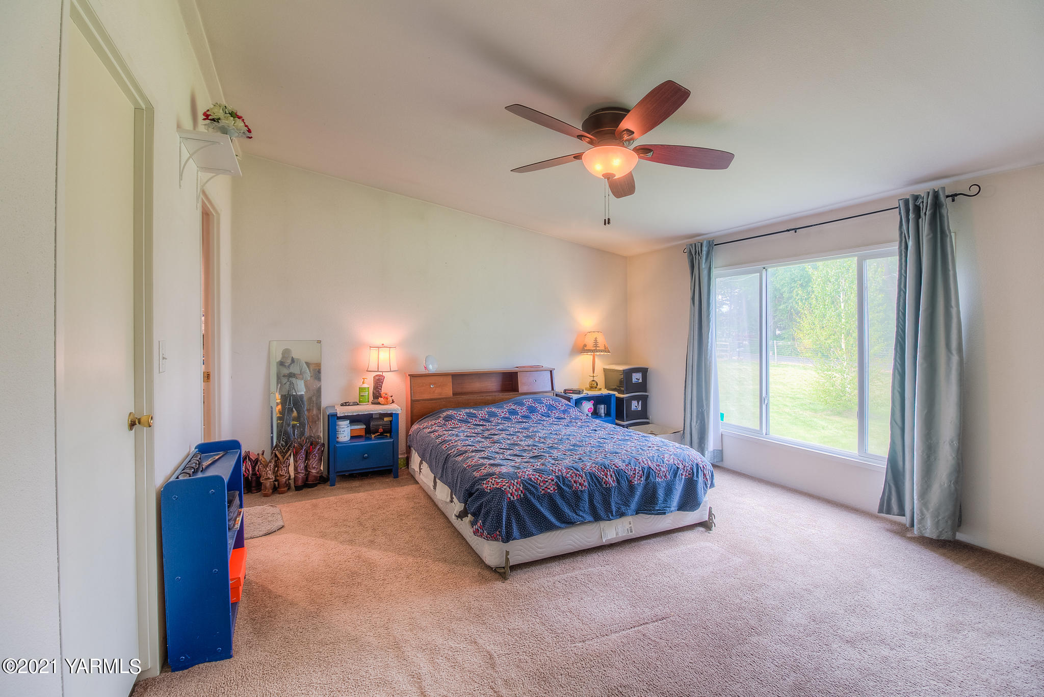 10204 Meadowbrook Road Yakima, WA 98903 - Photo 13 of 29 a spacious bedroom with a bed and a chandelier