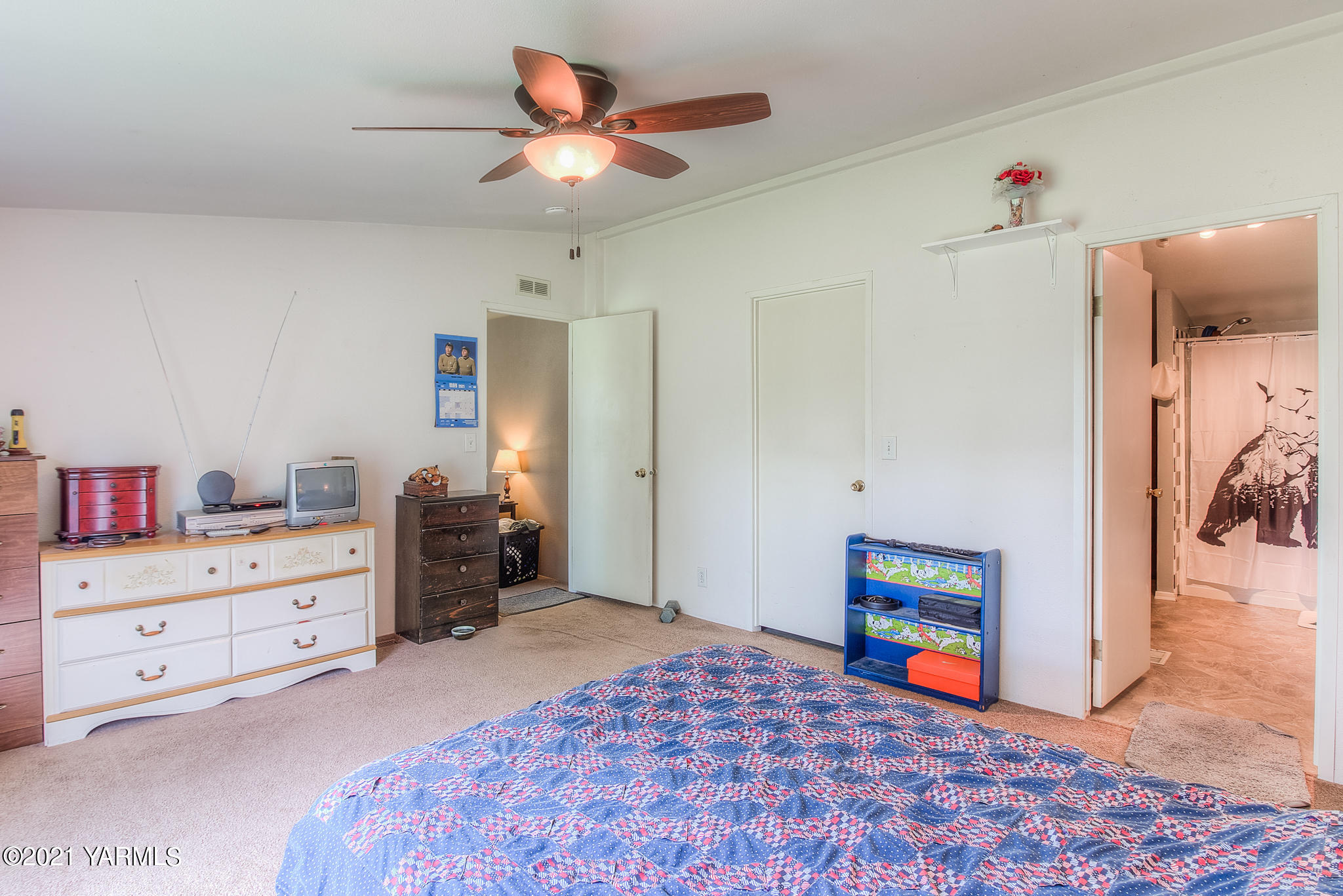 10204 Meadowbrook Road Yakima, WA 98903 - Photo 14 of 29 a bedroom with a bed and a chandelier