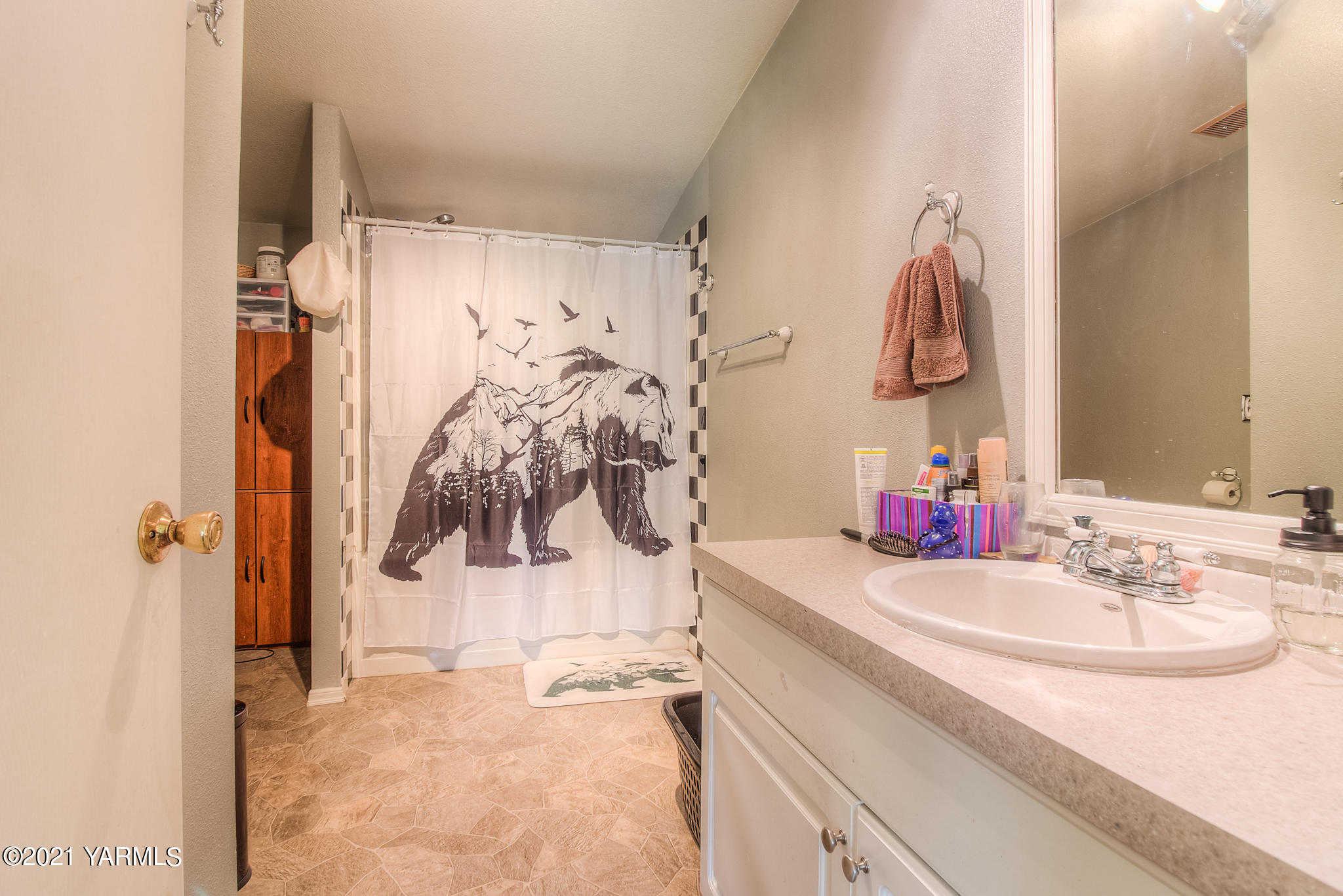 10204 Meadowbrook Road Yakima, WA 98903 - Photo 15 of 29 a bathroom with a sink and a mirror