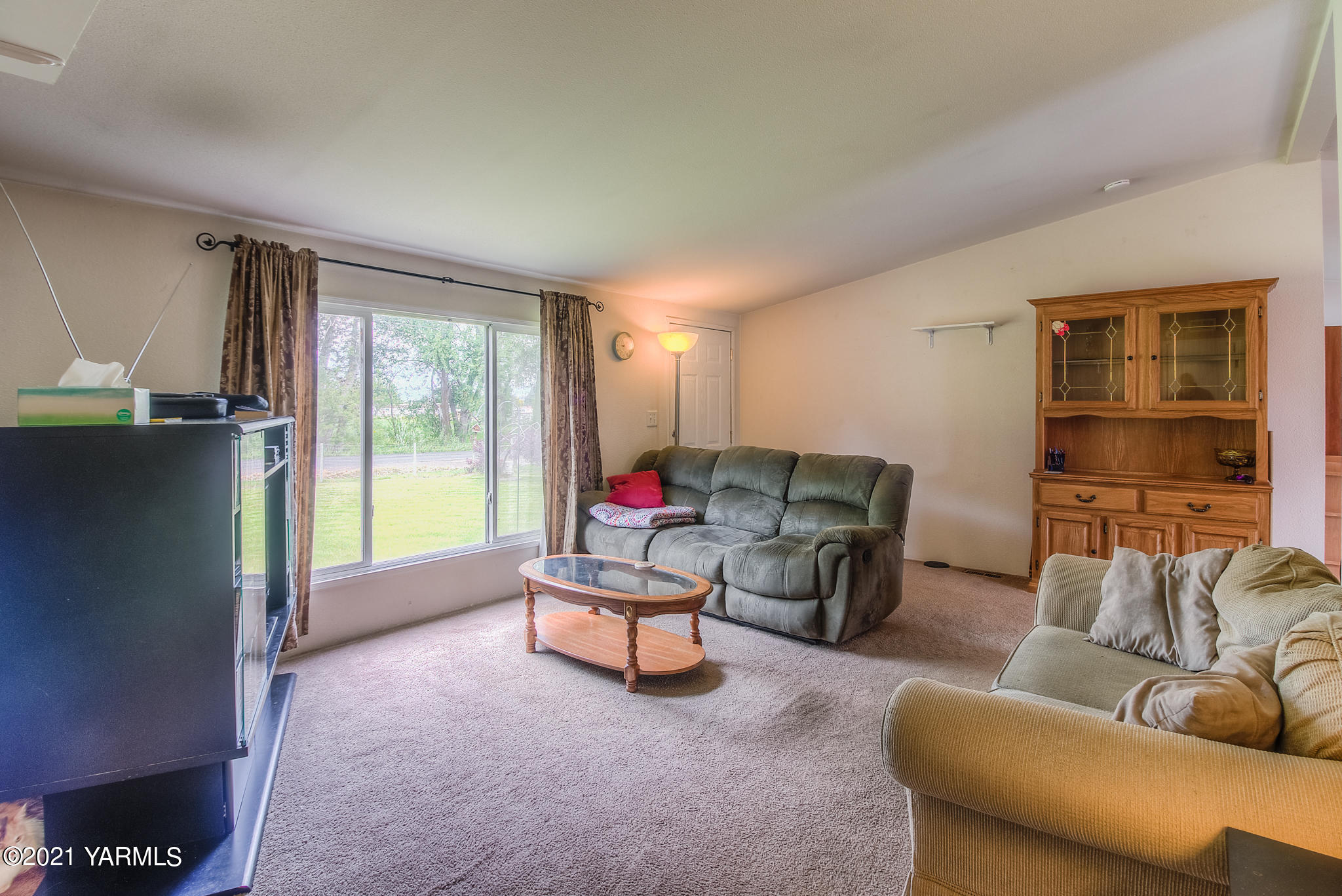 10204 Meadowbrook Road Yakima, WA 98903 - Photo 3 of 29 a living room with furniture and a large window