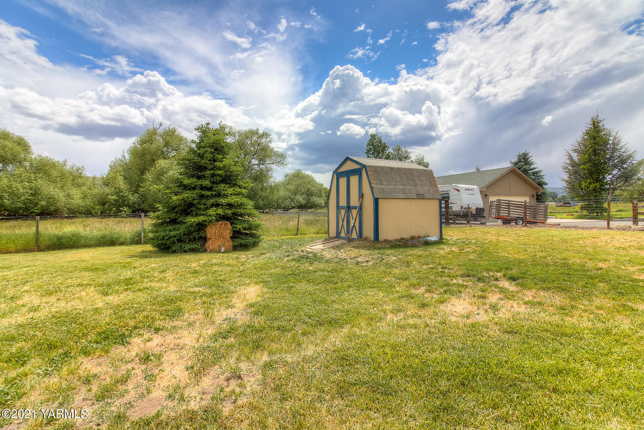 10204 Meadowbrook Road Yakima, WA 98903 - Photo 22 of 29 a view of a big yard with table and chairs under an umbrella