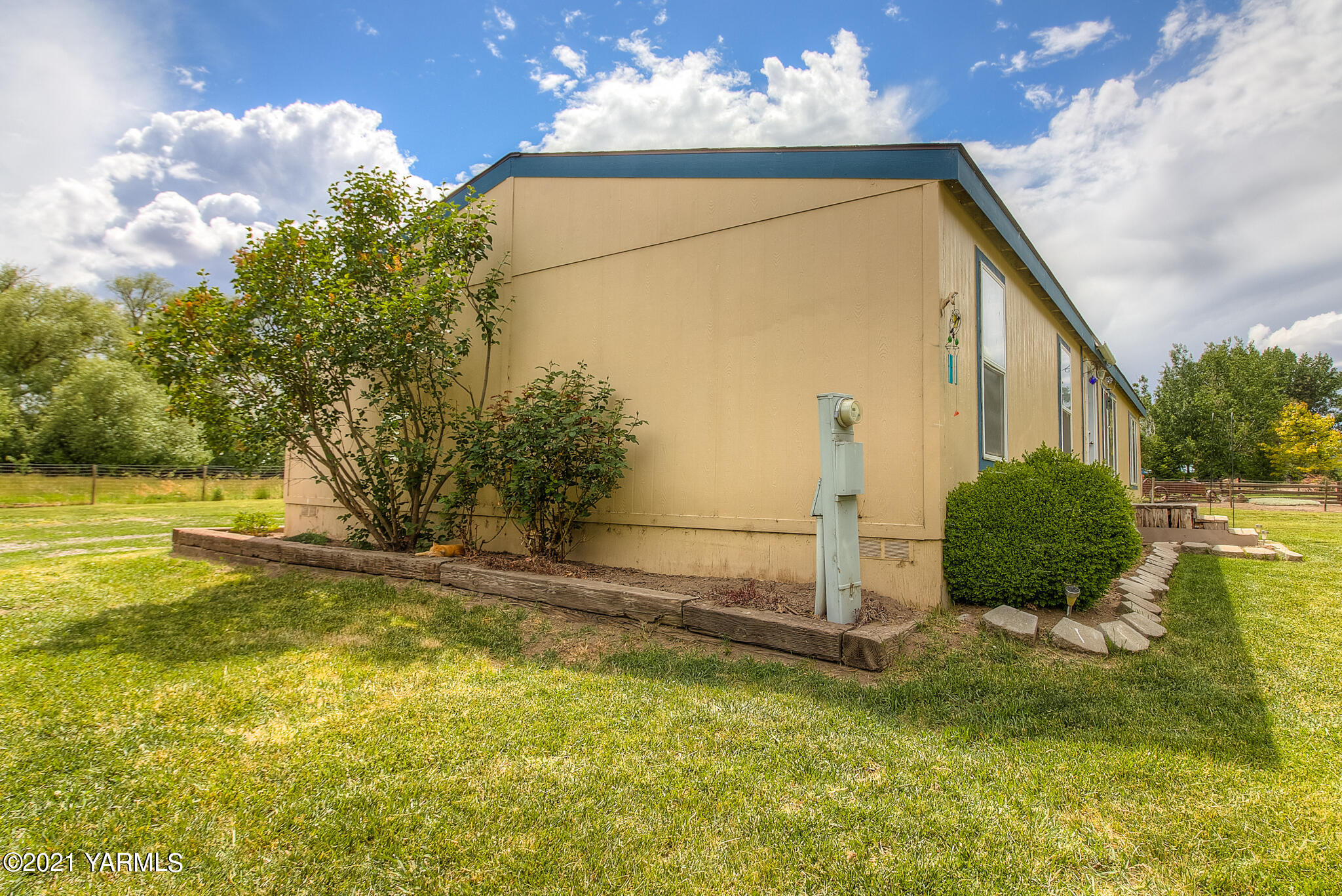 10204 Meadowbrook Road Yakima, WA 98903 - Photo 23 of 29 a view of a indoor basketball court
