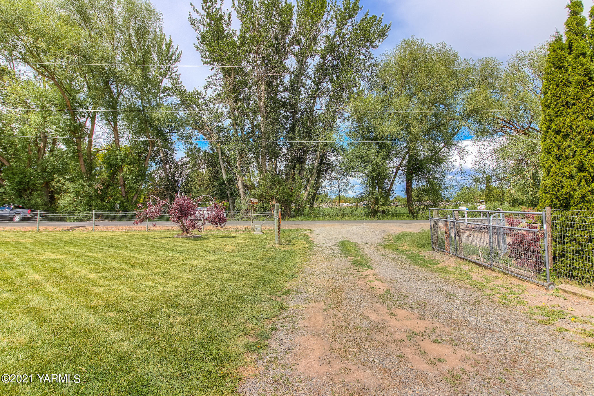 10204 Meadowbrook Road Yakima, WA 98903 - Photo 24 of 29 a view of backyard with tree
