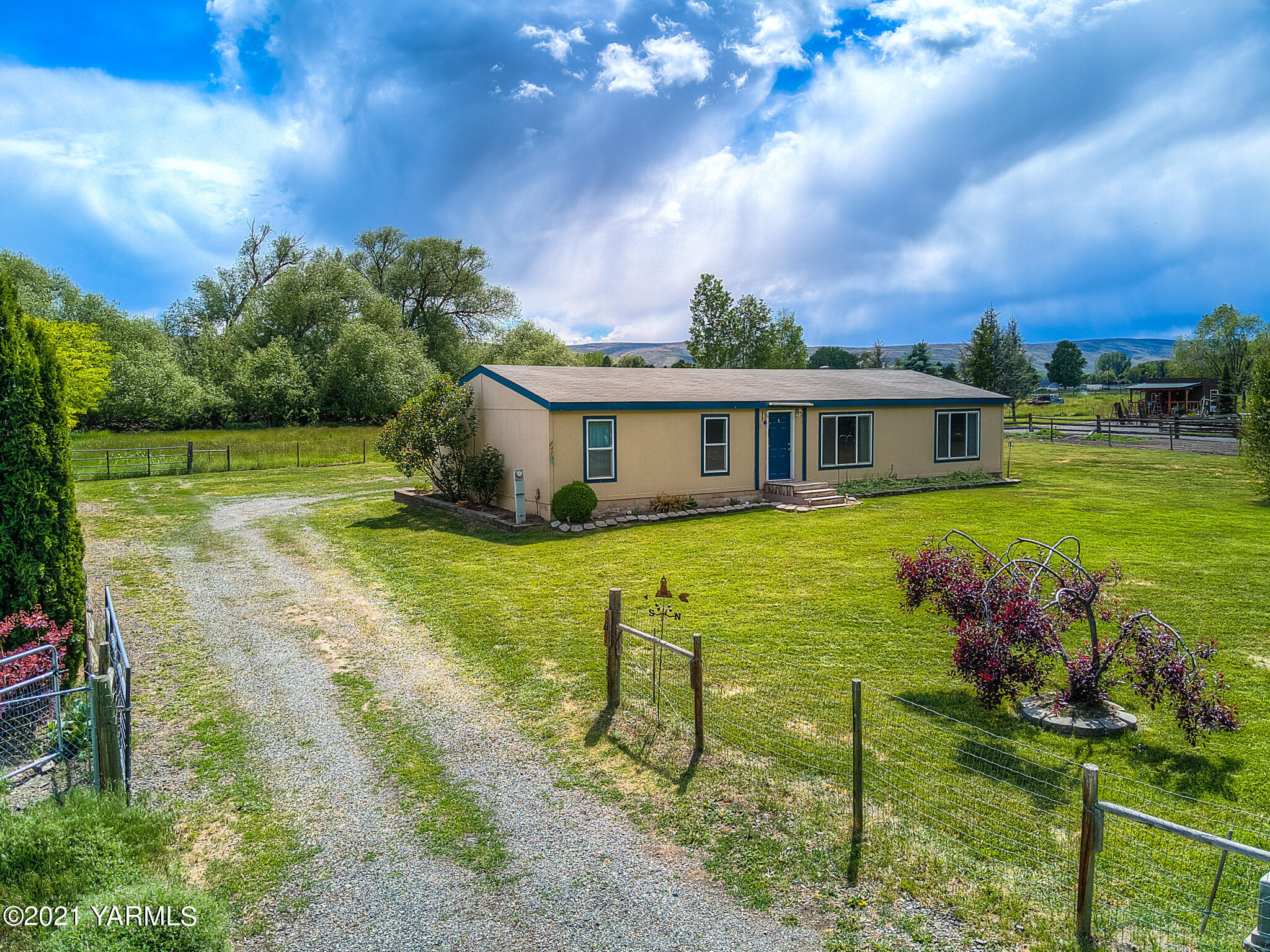10204 Meadowbrook Road Yakima, WA 98903 - Photo 27 of 29 a view of a house with a yard