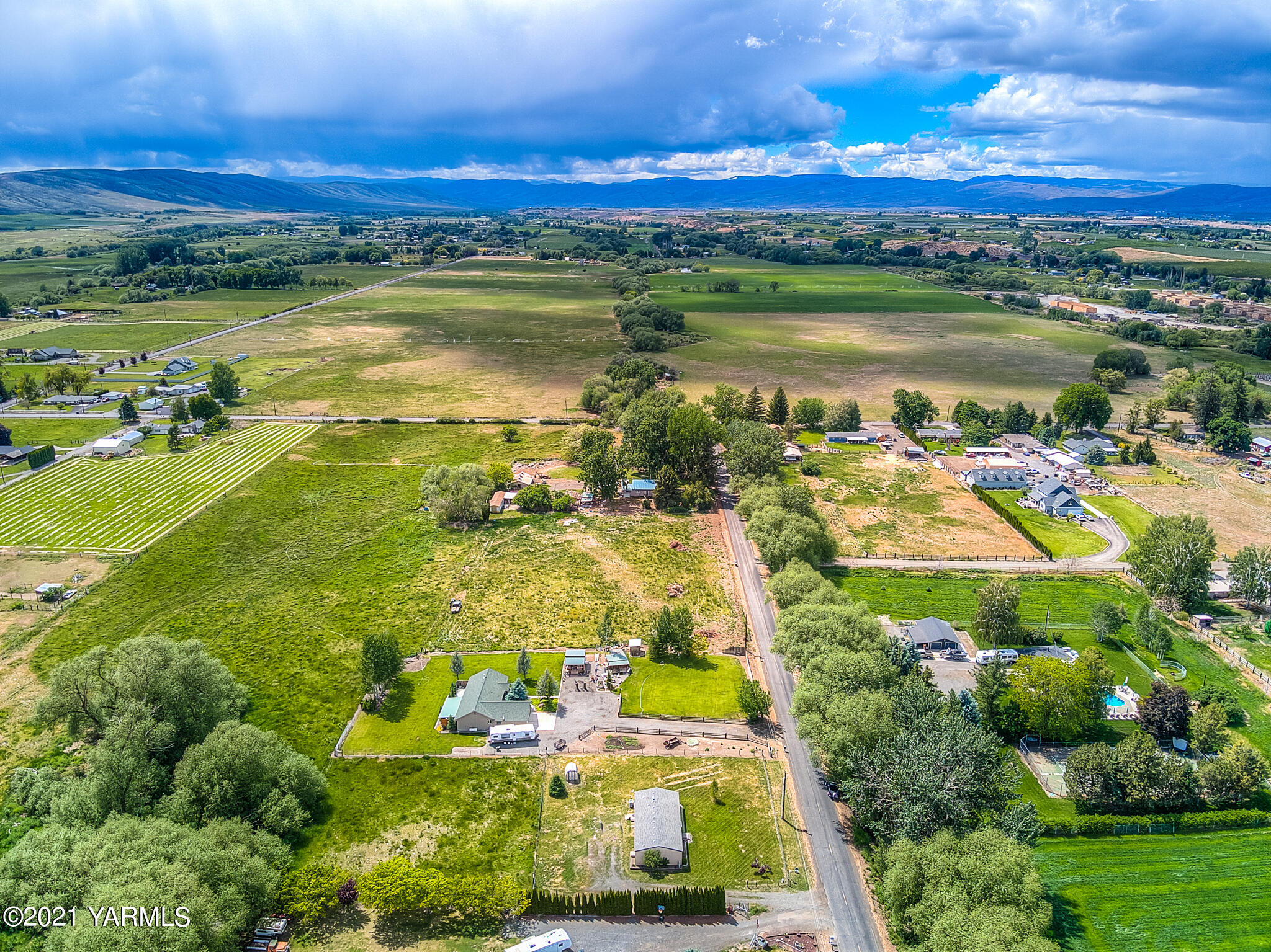 10204 Meadowbrook Road Yakima, WA 98903 - Photo 28 of 29 a view of a city with an ocean