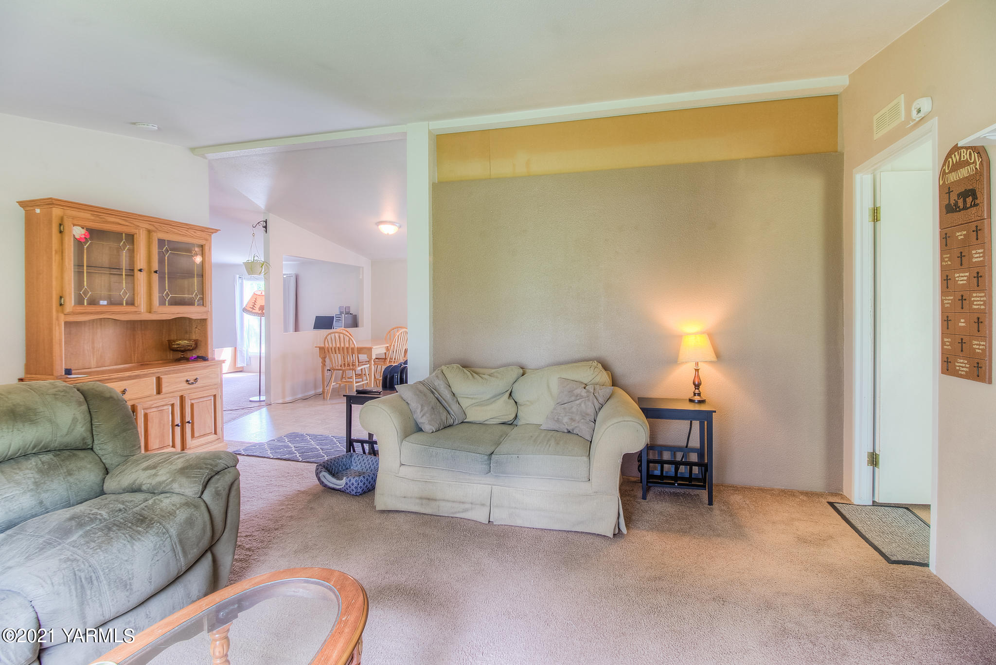 10204 Meadowbrook Road Yakima, WA 98903 - Photo 4 of 29 a living room with furniture and a couch