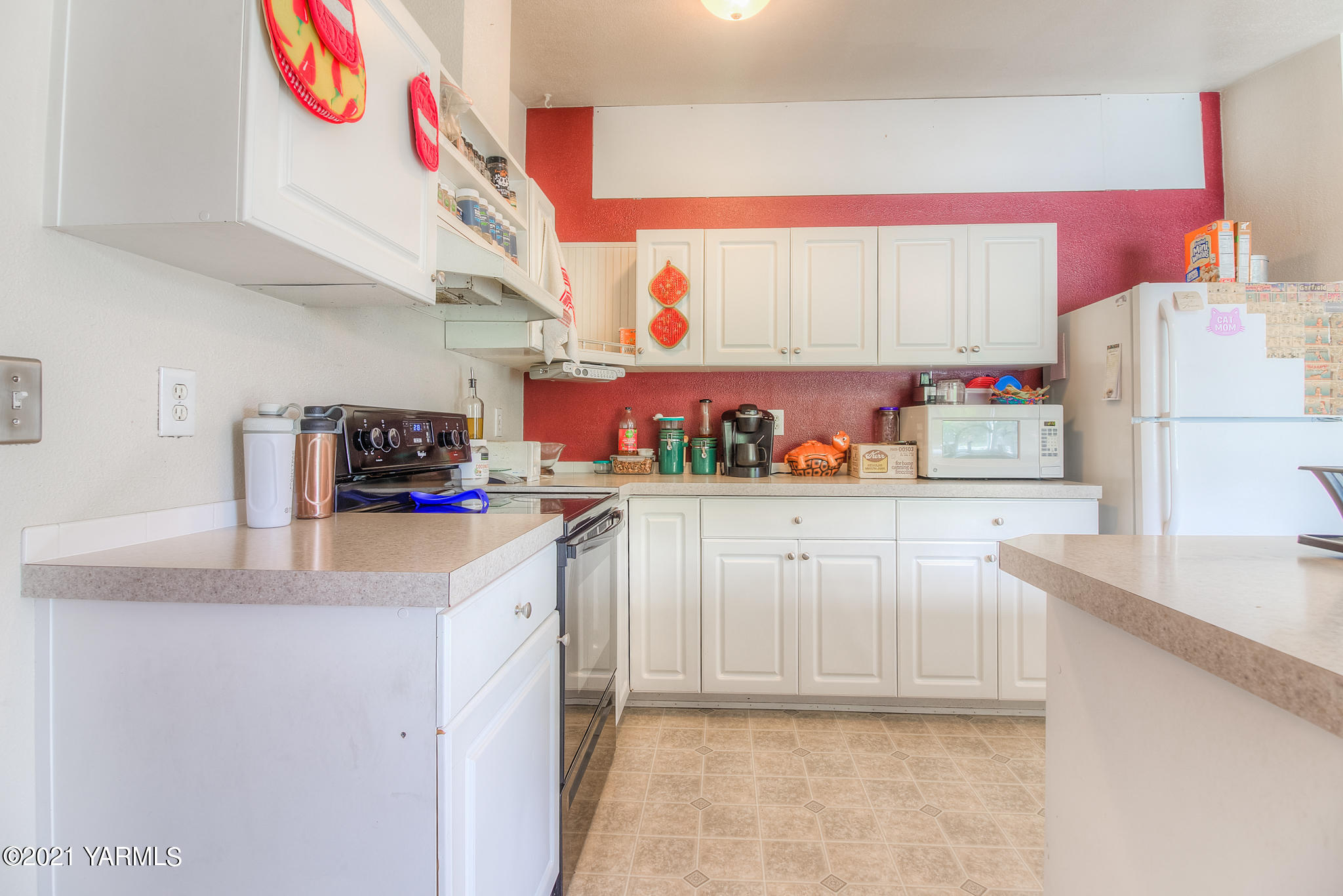 10204 Meadowbrook Road Yakima, WA 98903 - Photo 9 of 29 a kitchen with stainless steel appliances a refrigerator and a sink