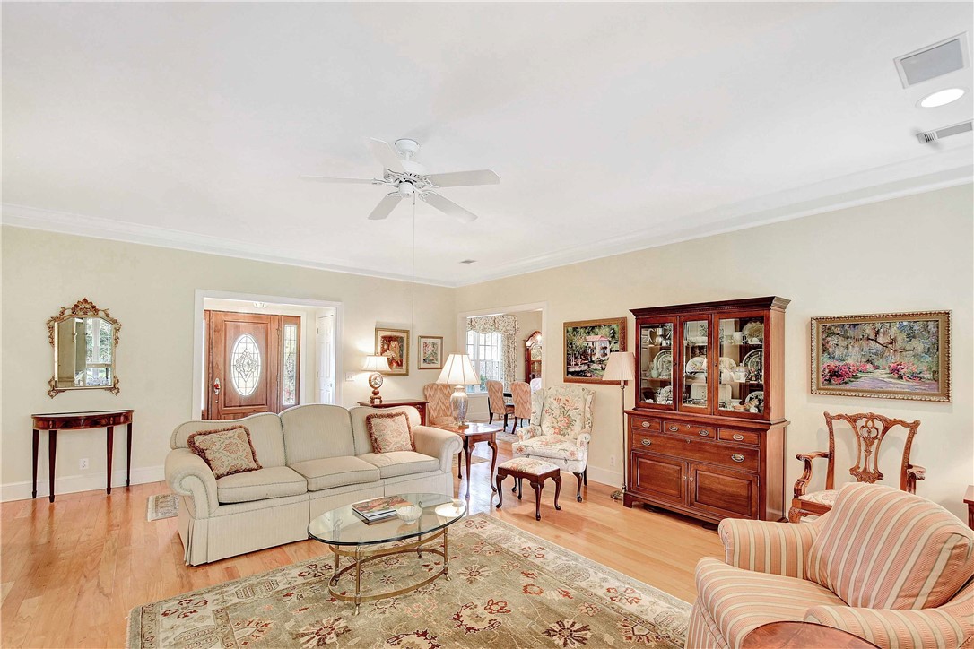107 Biltmore St. Simons Island, GA 31522 - Photo 5 of 34 Family Room