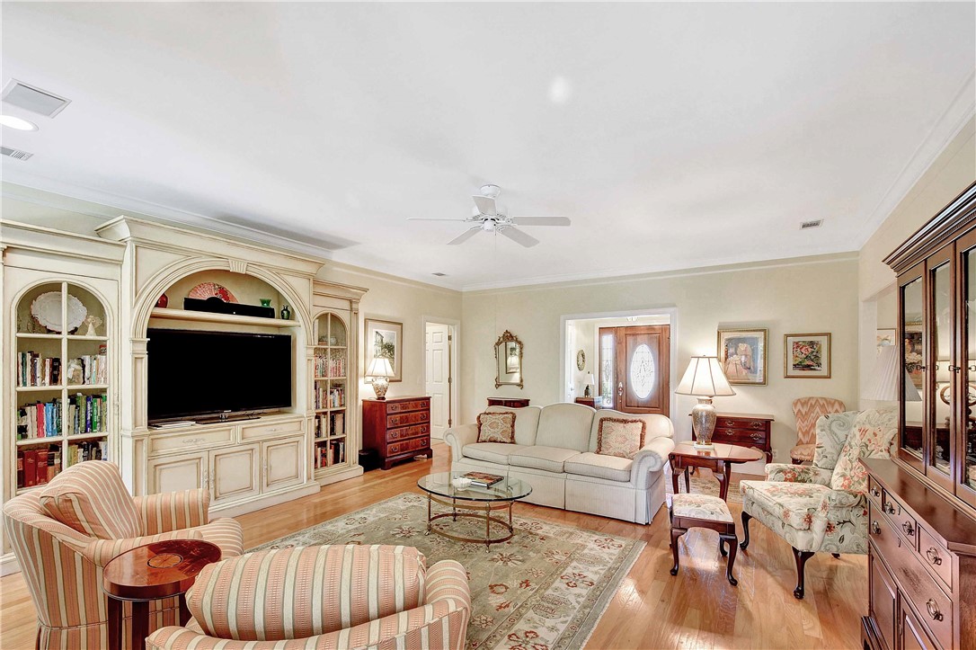 107 Biltmore St. Simons Island, GA 31522 - Photo 6 of 34 Family Room
