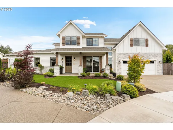 a view of a yard in front of house