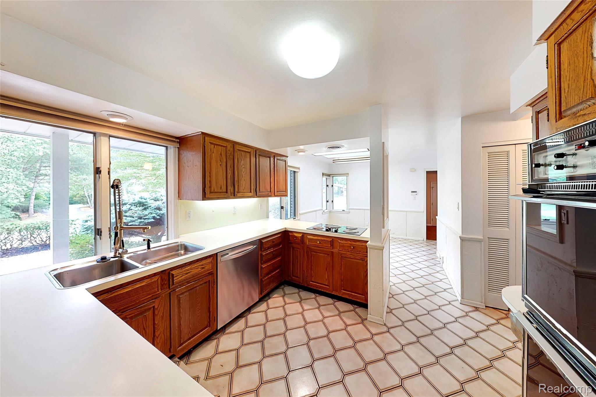 4785 Pickering Road Bloomfield Hills, MI 48301 - Photo 8 of 28 Kitchen and Breakfast Nook
