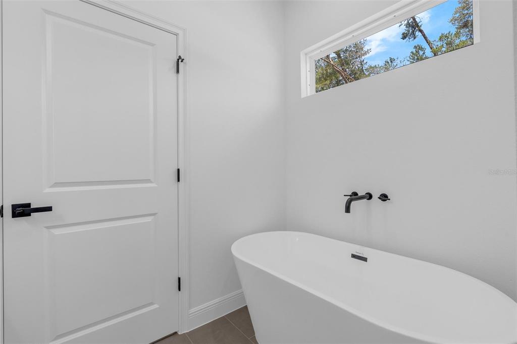17109 Southwest 41st Circle Ocala, FL 34473 - Photo 35 of 72 a bathroom with a bathtub