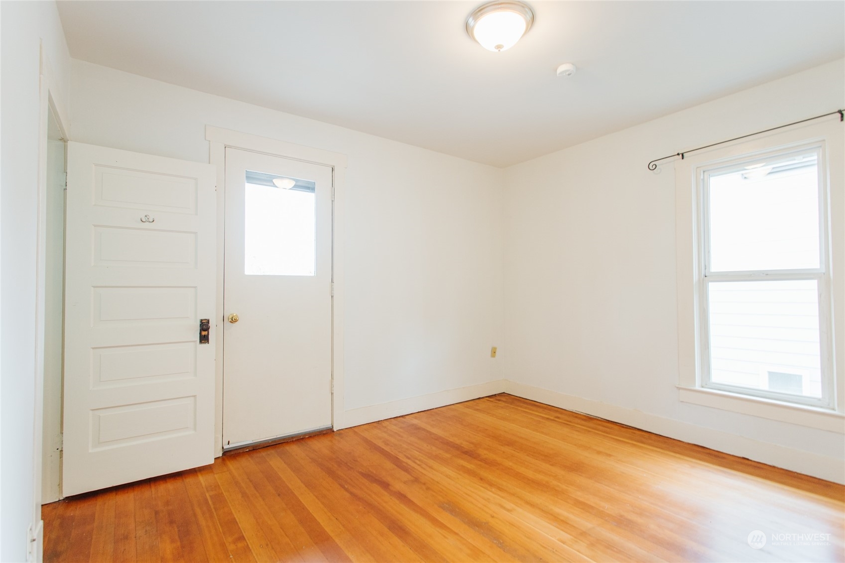 4122 Whitman Avenue North Seattle, WA 98103 - Photo 18 of 28 an empty room with window