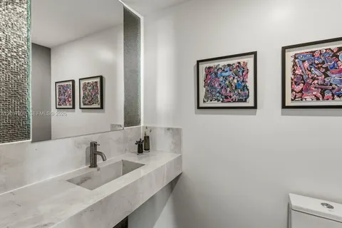 $1,295,000 | 888 Brickell Key Drive, Unit 1207, Miami, FL 33131