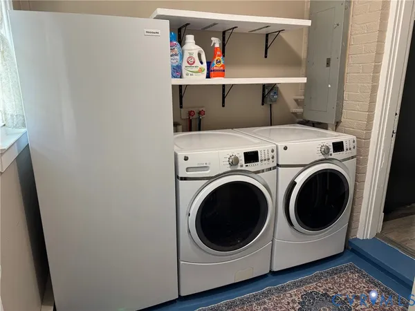 a view of entryway with a front door