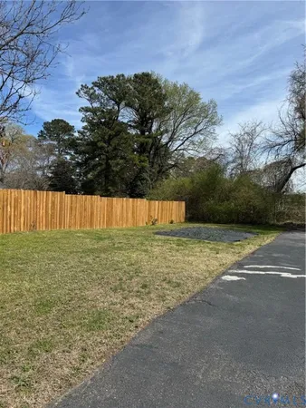 a view of backyard with a garden