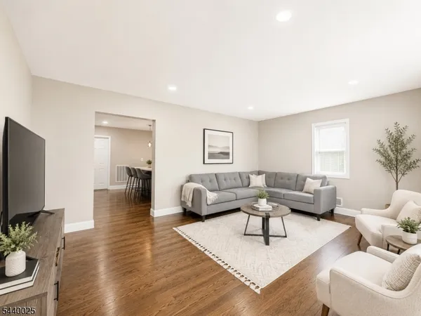 $1,900 | 337 South Clinton Street, Unit 1, East Orange, NJ 07018