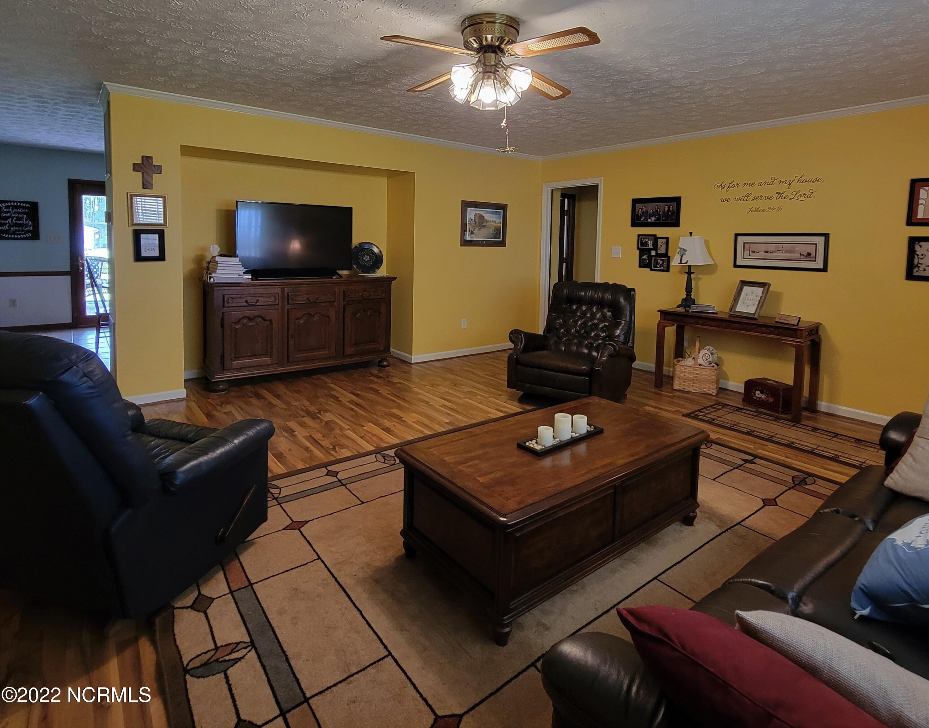 122 Cyrus Pollard Road Newport, NC 28570 - Photo 10 of 53 Living Room