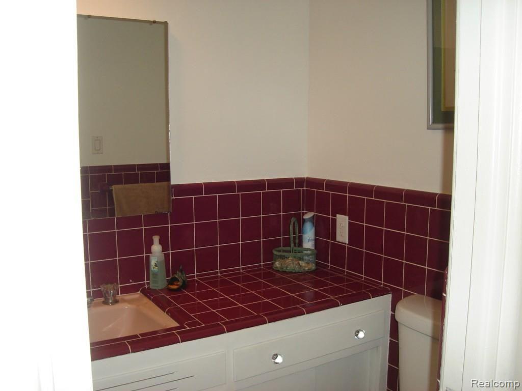 1060 Fairholme Road Grosse Pointe, MI 48236 - Photo 11 of 18 Fairholme 1060 014.jpg