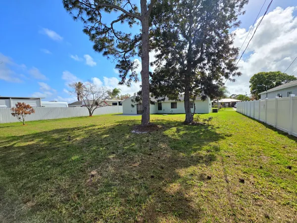 a view of an house with a yard