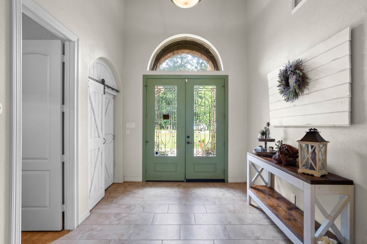 27585 Rio Blanco Drive Splendora, TX 77372 - Photo 6 of 39 Look at this beautiful and bright foyer! The natural light really shines through these entryway doors.