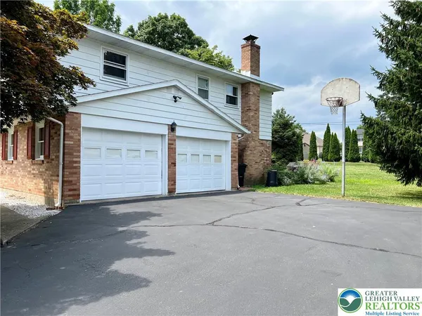 $3,200 | 1160 Brentwood Avenue, Bethlehem, PA 18017
