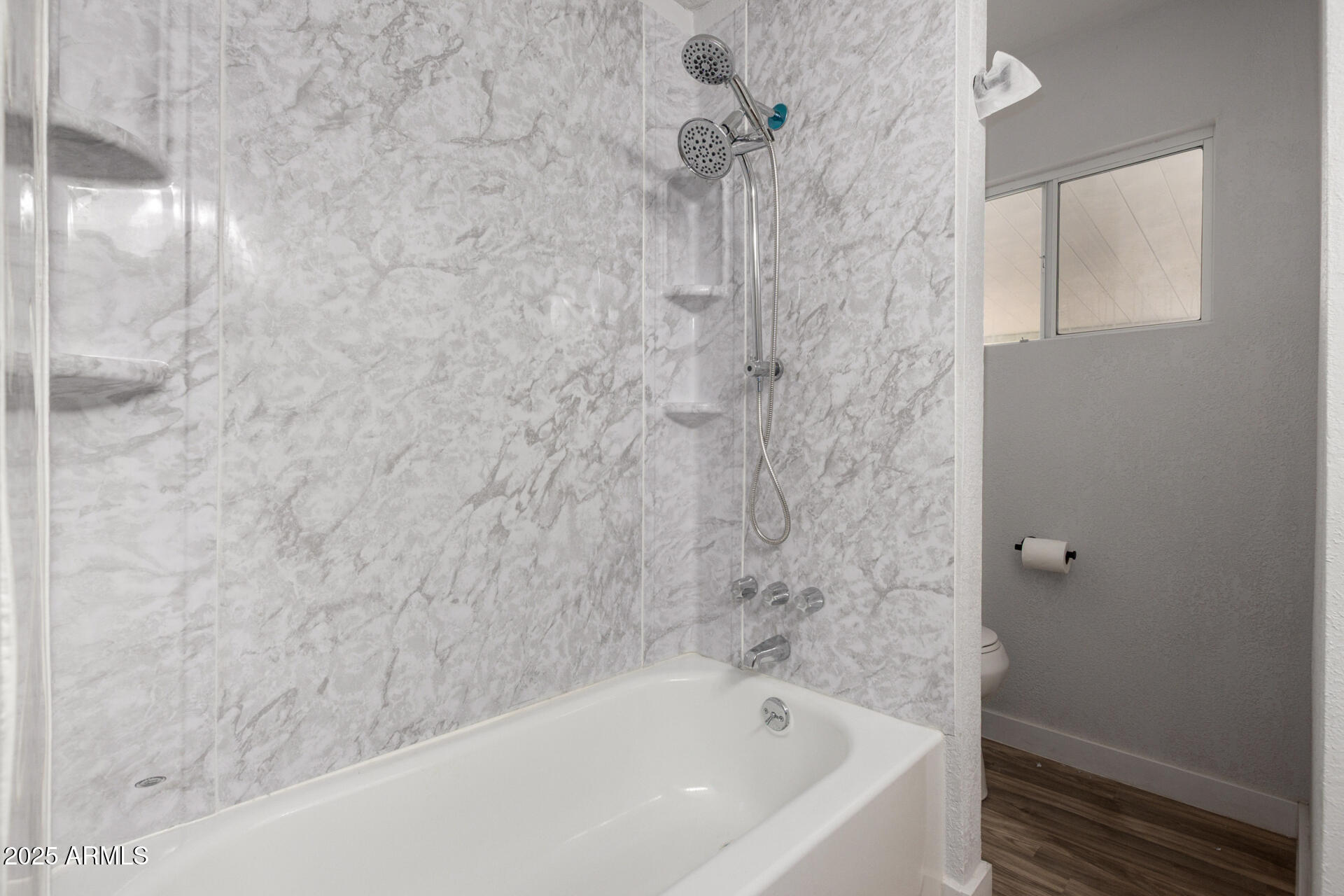 2050 West Dunlap Avenue, Unit D42 Phoenix, AZ 85021 - Photo 15 of 30 a bathroom with a bathtub