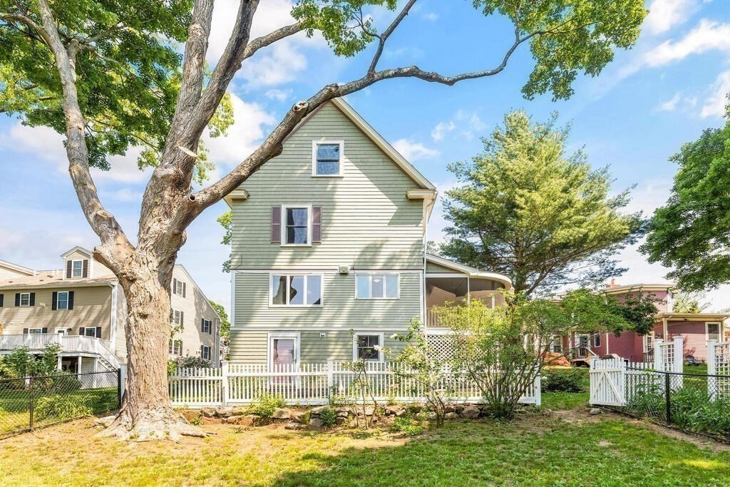 91 Pleasant Street Reading, MA 01867 - Photo 35 of 39