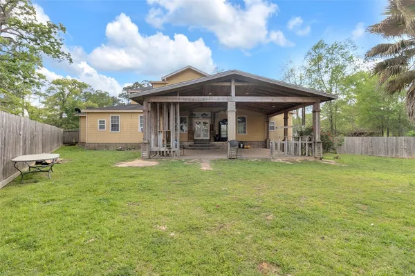 a view of a back yard