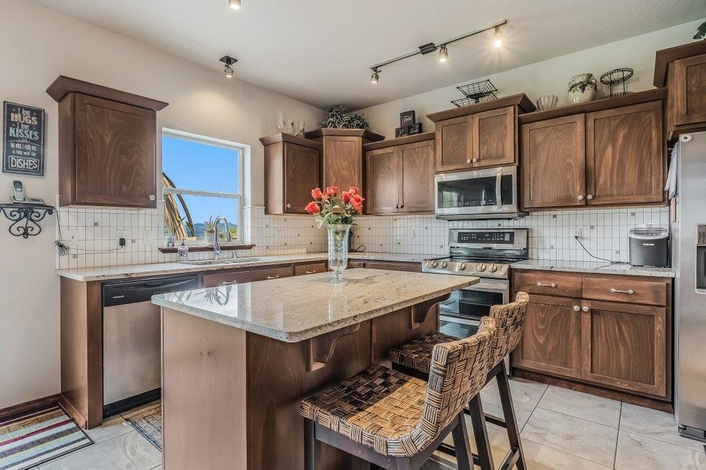 17915 East Daystar Road Spokane Valley, WA 99016 - Photo 4 of 38