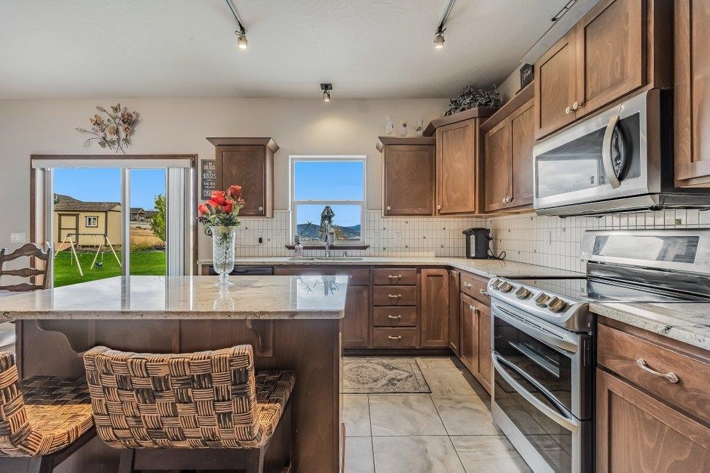 17915 East Daystar Road Spokane Valley, WA 99016 - Photo 5 of 38