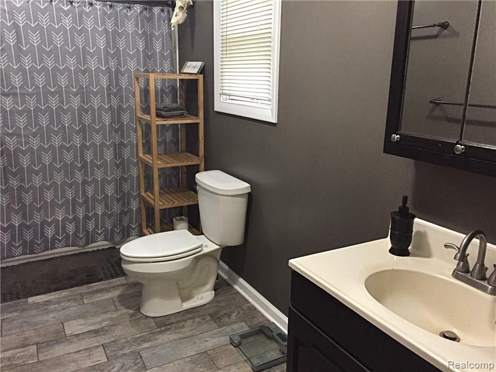 2379 Grange Hall Road Fenton, MI 48430 - Photo 15 of 21 Bathroom