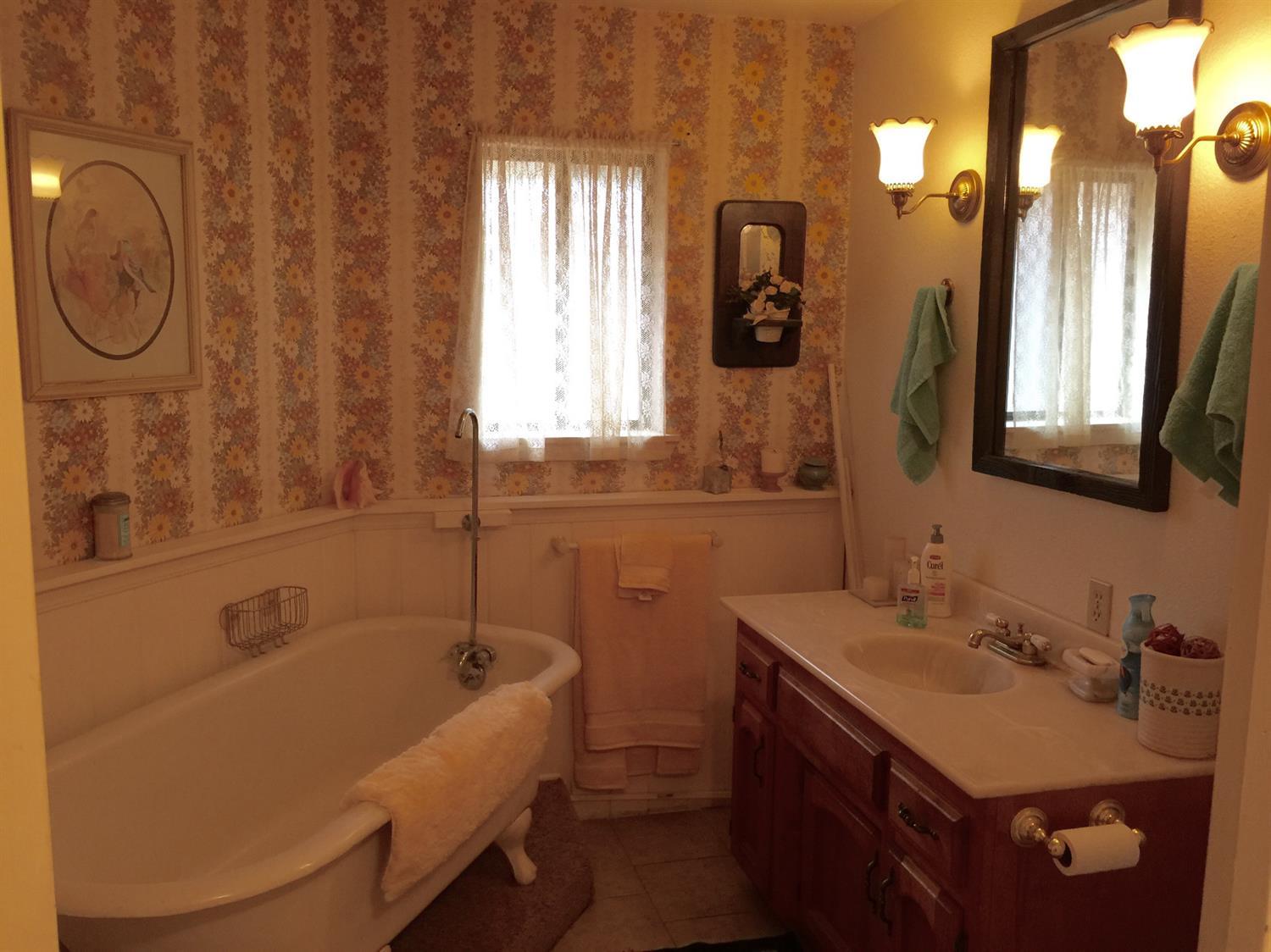40610 Balch Park Road Springville, CA 93265 - Photo 12 of 25 hall bath. The 3/4 bath off the 3rd bedr