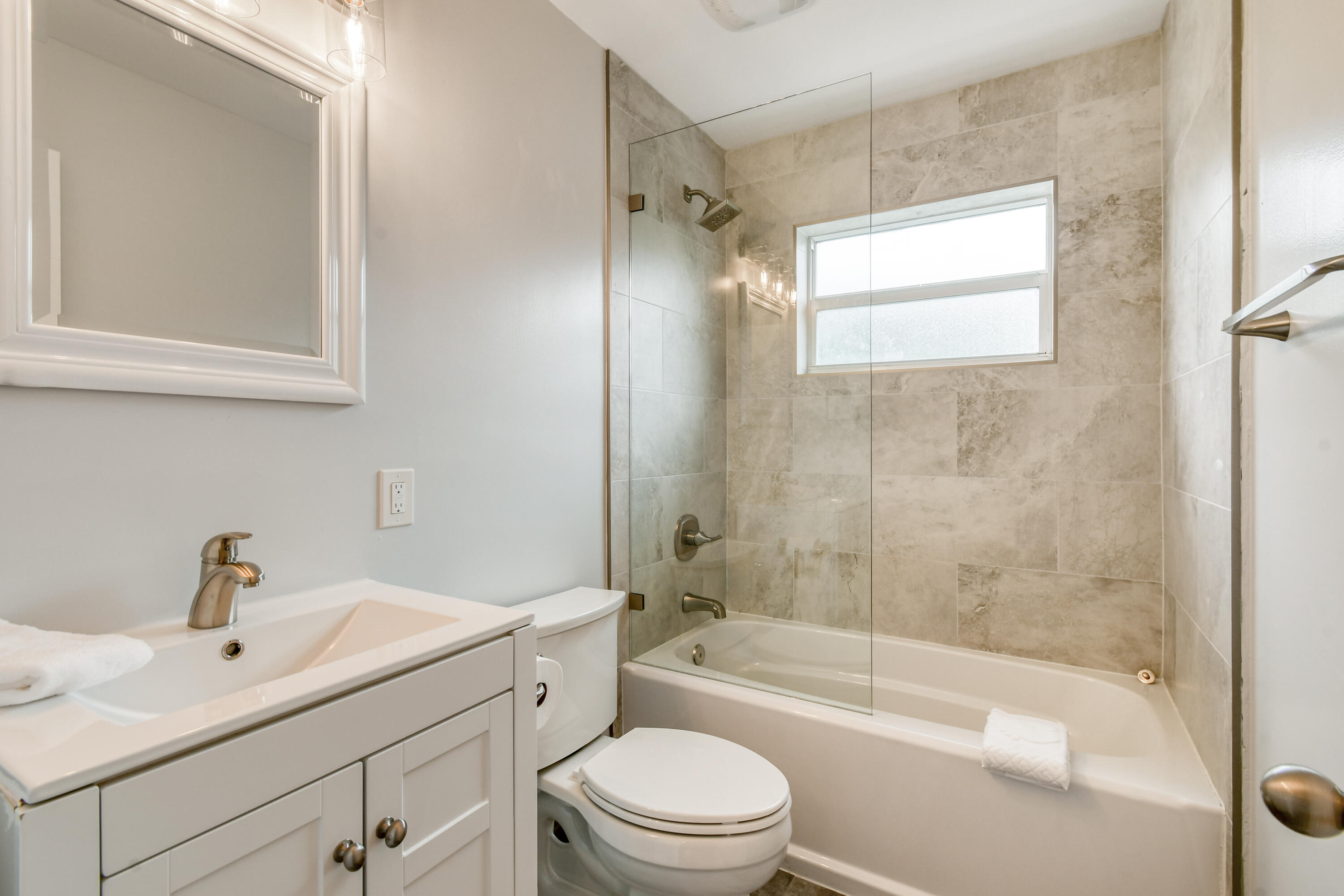 400 Tequesta Drive Tequesta, FL 33469 - Photo 25 of 38 Bathroom 3