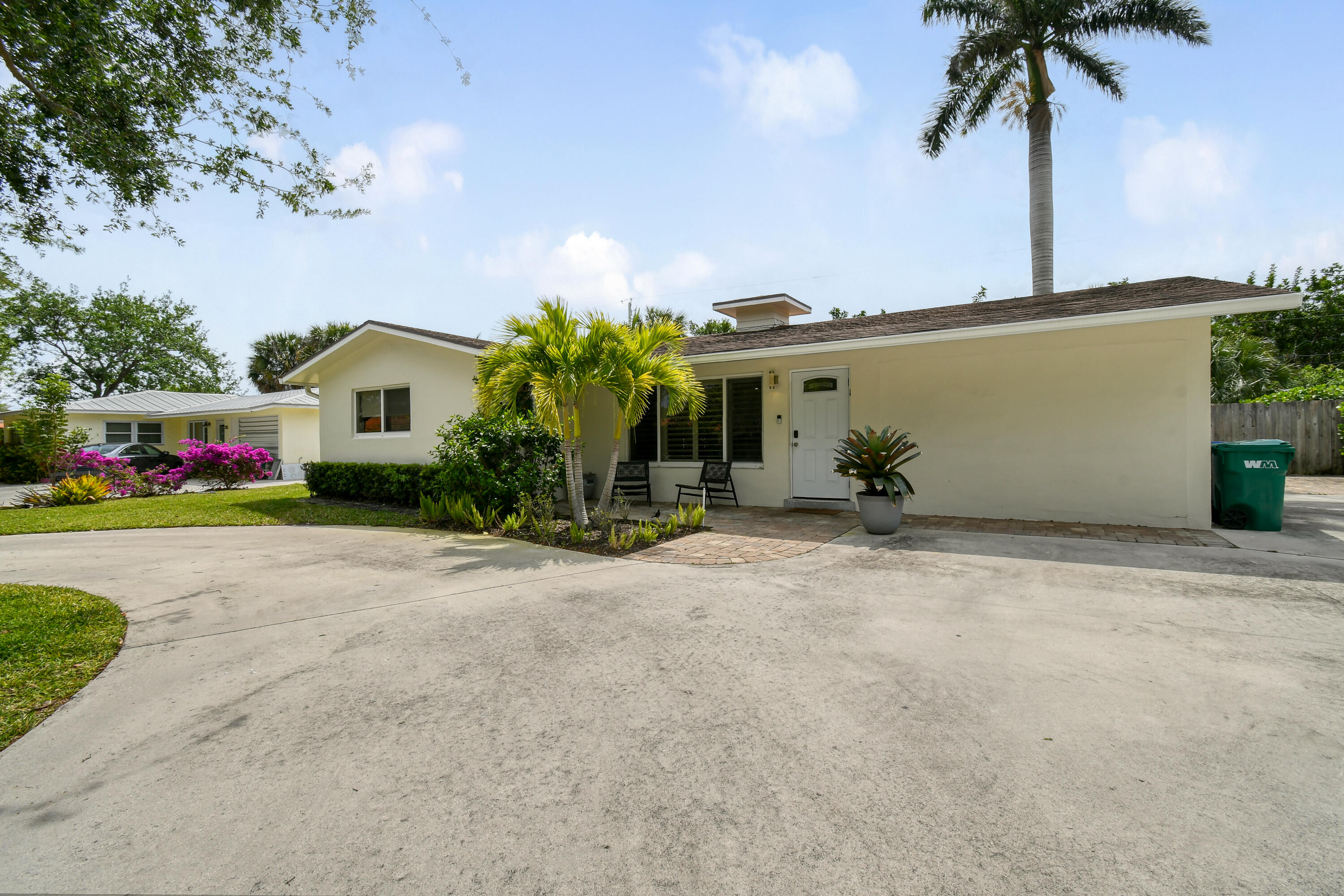 400 Tequesta Drive Tequesta, FL 33469 - Photo 29 of 38 Front of Home_plenty of parking